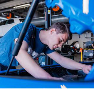 Mekaniker-elever fra hele landet strømmer til Skjern Tekniske Skole for at lære alt om el-biler på mekanikerlinjen. Elbiler på skoleskemaet