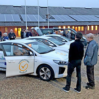 Lokale borgere fra landsbyklyngen VestRum besigtiger nye Elbiler