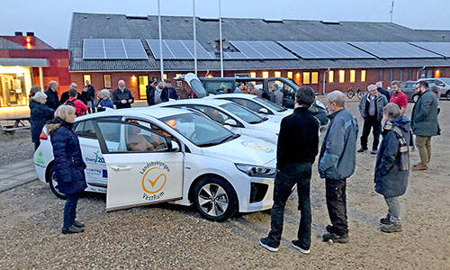 Lokale borgere kigger på nye elbiler