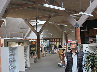 Bibliotekar demonstrerer LED-lys på Skjern Bibliotek